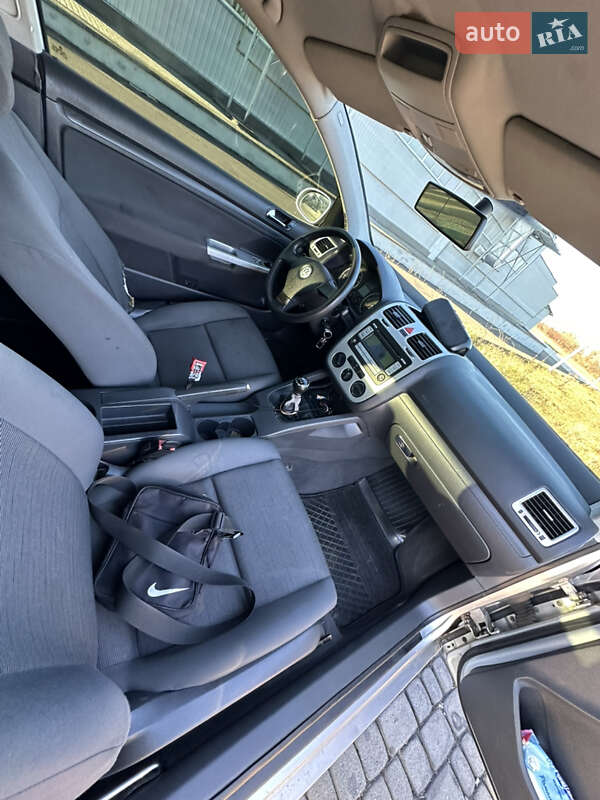 Хетчбек Volkswagen Golf 2004 в Мукачевому