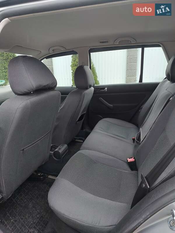 Хетчбек Volkswagen Golf 2002 в Оржиці