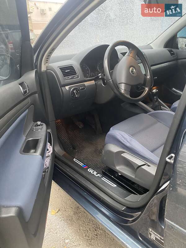 Хетчбек Volkswagen Golf 2005 в Чугуєві