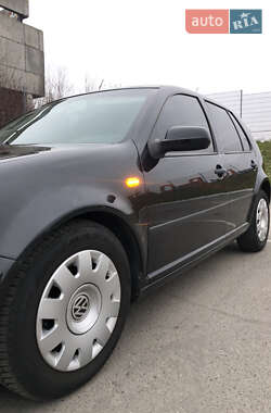 Хэтчбек Volkswagen Golf 2003 в 