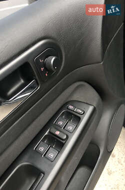 Хэтчбек Volkswagen Golf 2003 в 