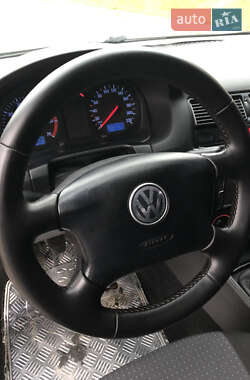 Хэтчбек Volkswagen Golf 2003 в 