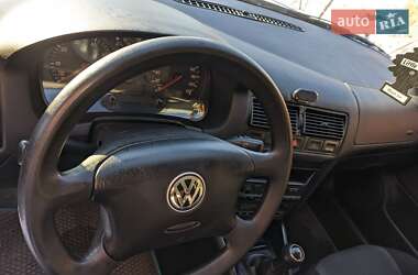 Хэтчбек Volkswagen Golf 2000 в 
