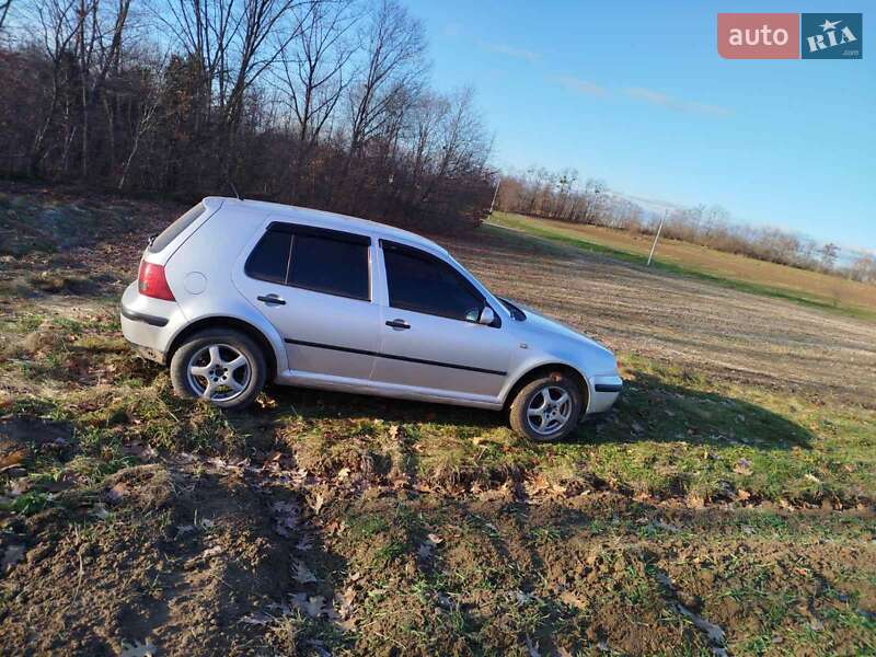 Хетчбек Volkswagen Golf 2002 в Чернівцях