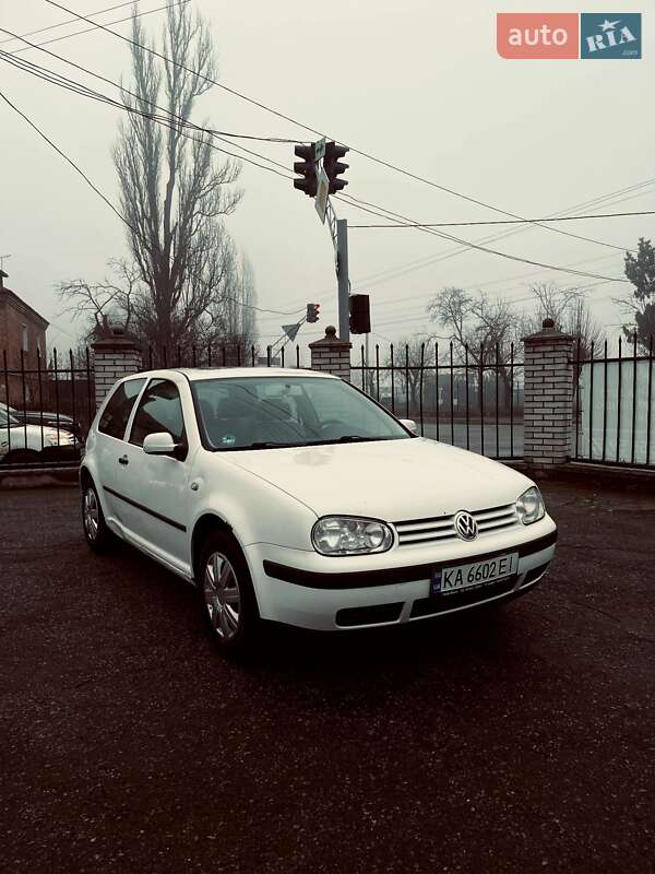 Хэтчбек Volkswagen Golf 2002 в 