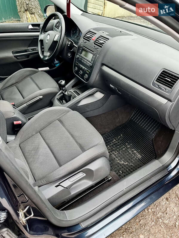 Хэтчбек Volkswagen Golf 2004 в Сумах