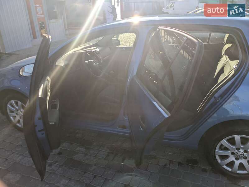 Хетчбек Volkswagen Golf 2003 в Хмельницькому