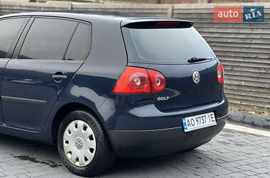 Хетчбек Volkswagen Golf 2004 в Міжгір'ї