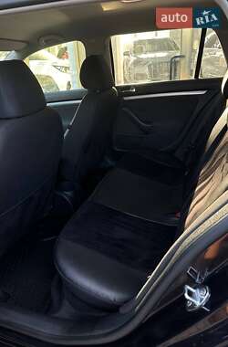 Хэтчбек Volkswagen Golf 2011 в 