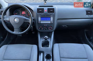 Хэтчбек Volkswagen Golf 2008 в Сваляве