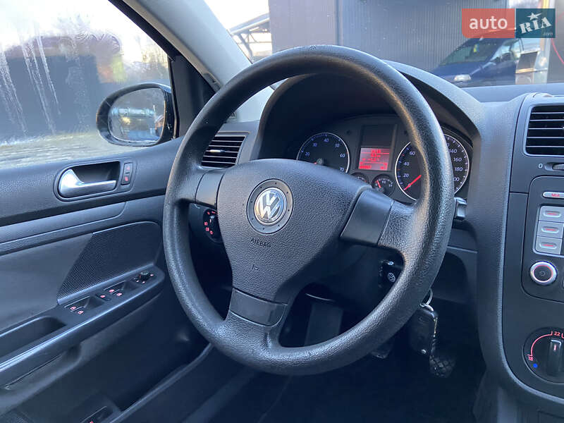 Хетчбек Volkswagen Golf 2008 в Сваляві