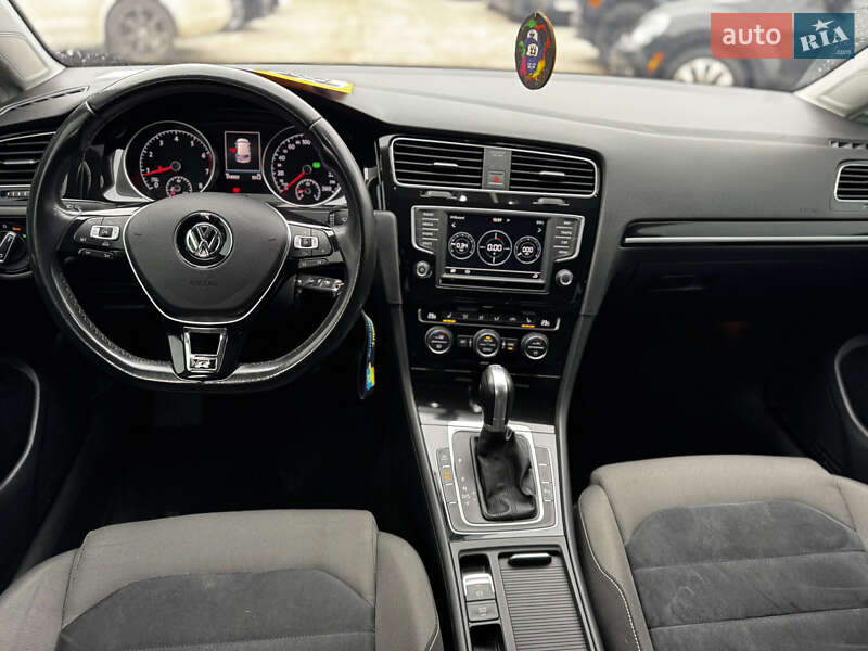 Хэтчбек Volkswagen Golf 2016 в Житомире