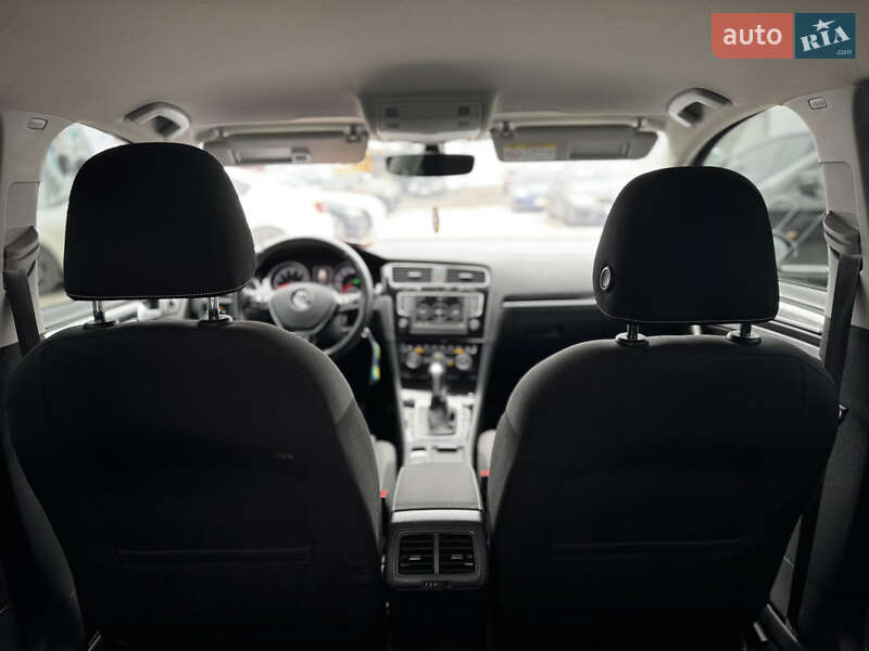 Хэтчбек Volkswagen Golf 2016 в Житомире