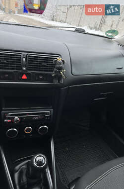 Хэтчбек Volkswagen Golf 2002 в 