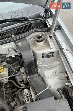 Хэтчбек Volkswagen Golf 2002 в 