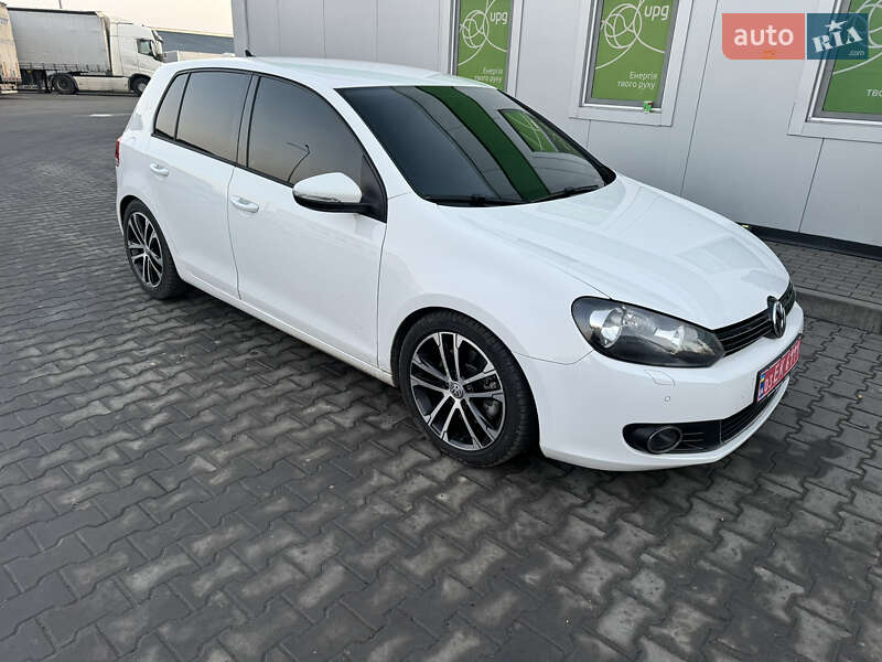 Хэтчбек Volkswagen Golf 2009 в 