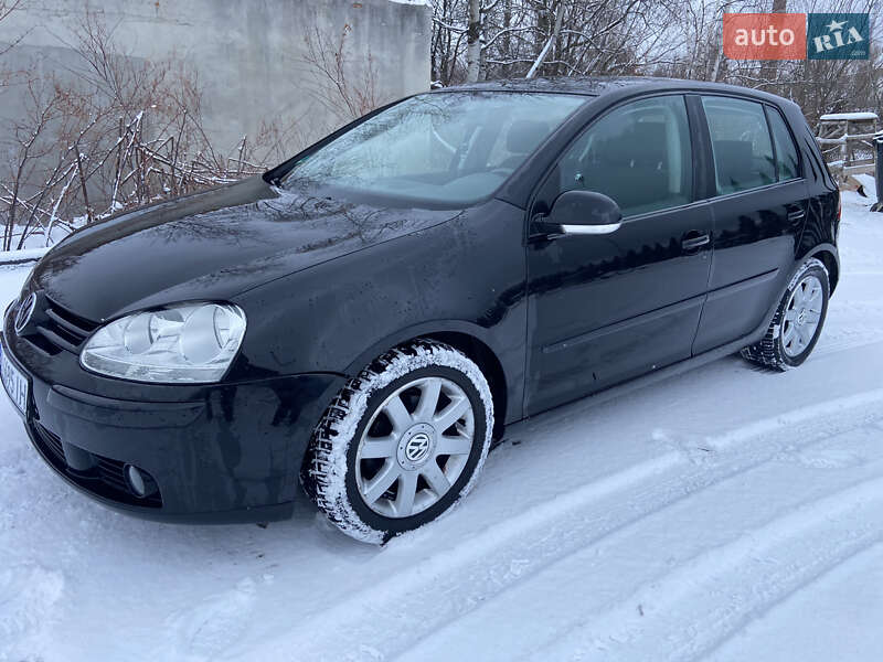 Хетчбек Volkswagen Golf 2005 в Надвірній