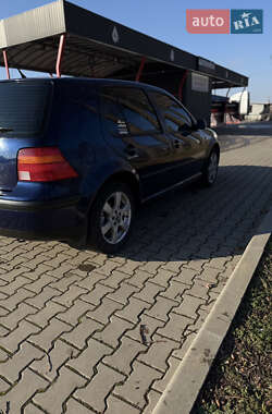 Хэтчбек Volkswagen Golf 2001 в Новоселице