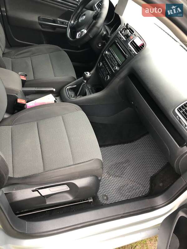 Універсал Volkswagen Golf 2011 в Звягелі