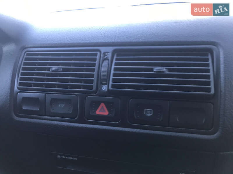 Хетчбек Volkswagen Golf 2003 в Снятині