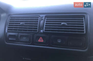Хэтчбек Volkswagen Golf 2003 в 