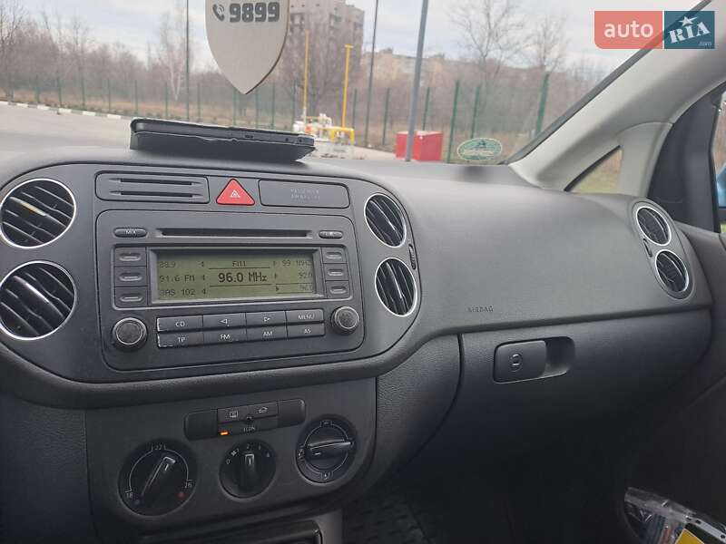 Хэтчбек Volkswagen Golf 2005 в Желтых Водах