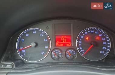 Хэтчбек Volkswagen Golf 2005 в 