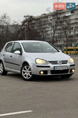 Хетчбек Volkswagen Golf 2004 в Києві