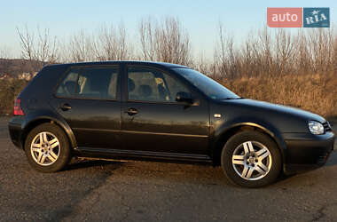 Хэтчбек Volkswagen Golf 2002 в 