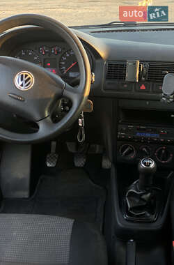 Хэтчбек Volkswagen Golf 2002 в 