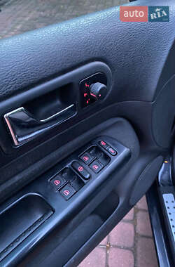 Хэтчбек Volkswagen Golf 2002 в 