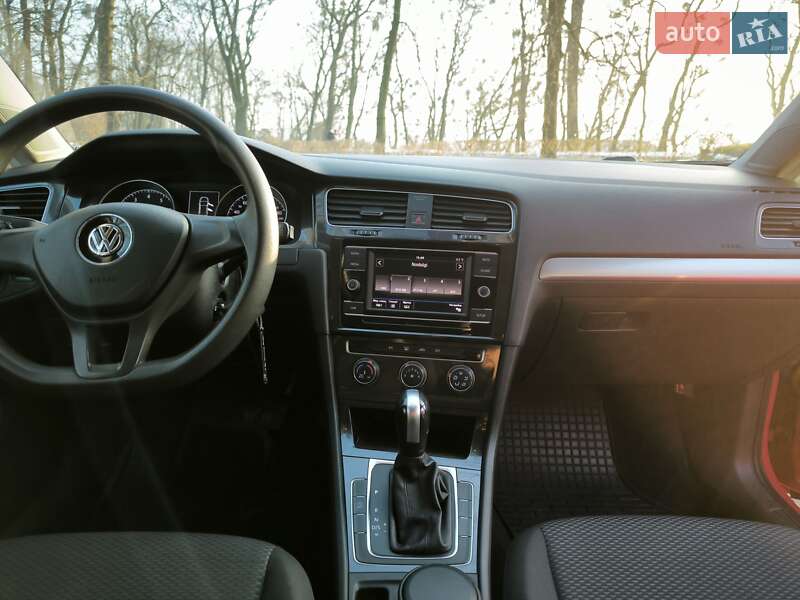 Хетчбек Volkswagen Golf 2017 в Львові