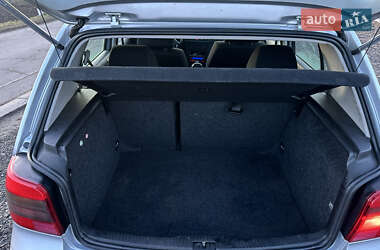 Хэтчбек Volkswagen Golf 2002 в 