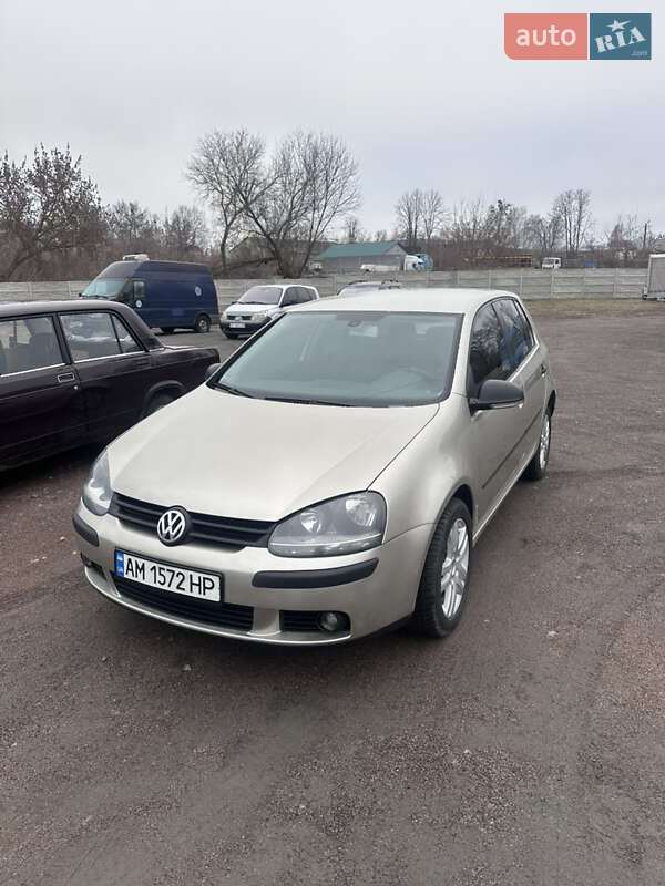 Хетчбек Volkswagen Golf 2004 в Коростені