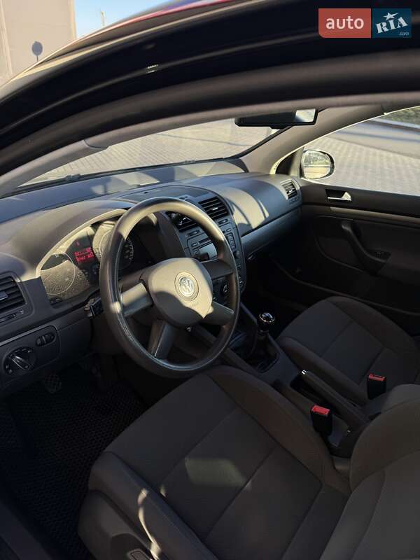 Хэтчбек Volkswagen Golf 2004 в Киеве