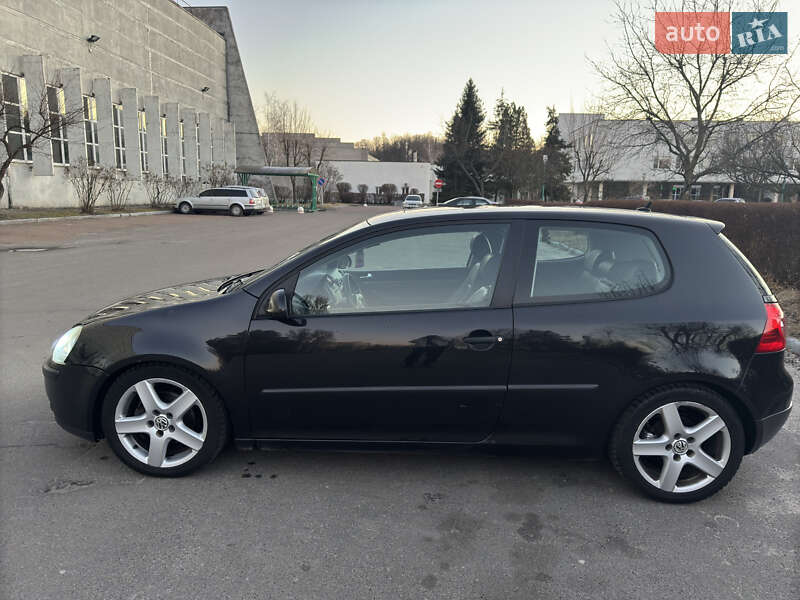 Хетчбек Volkswagen Golf 2004 в Обухові