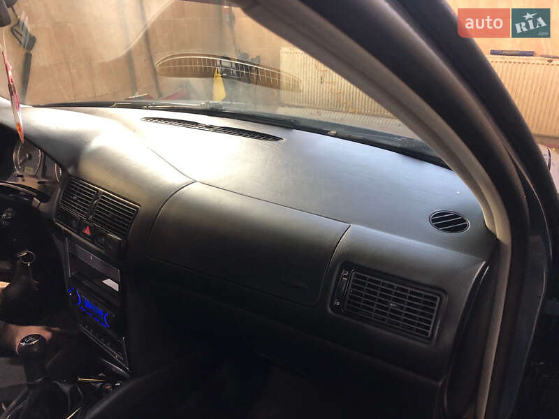 Хетчбек Volkswagen Golf 2003 в Золотоноші