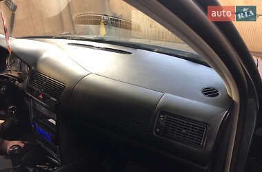 Хэтчбек Volkswagen Golf 2003 в 