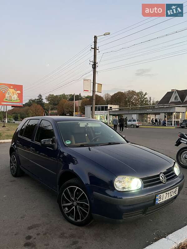 Хэтчбек Volkswagen Golf 2001 в Семеновке