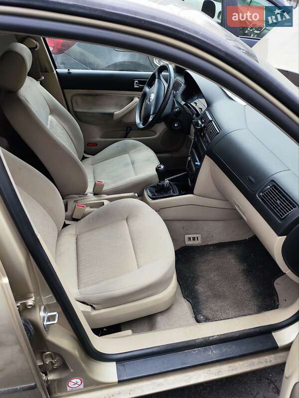 Хэтчбек Volkswagen Golf 2001 в Киеве