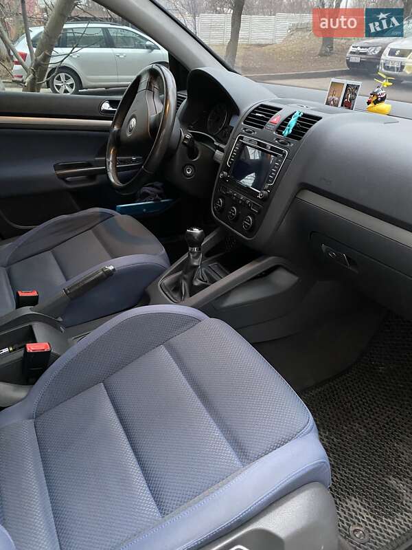 Хетчбек Volkswagen Golf 2005 в Чугуєві