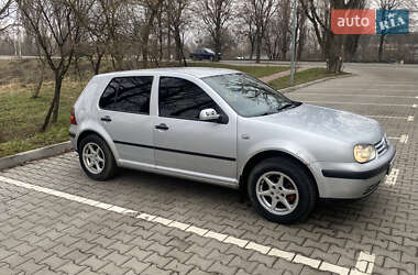 Хетчбек Volkswagen Golf 2001 в 