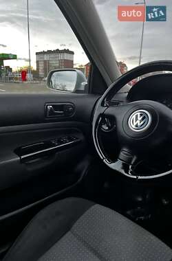 Хэтчбек Volkswagen Golf 2003 в 