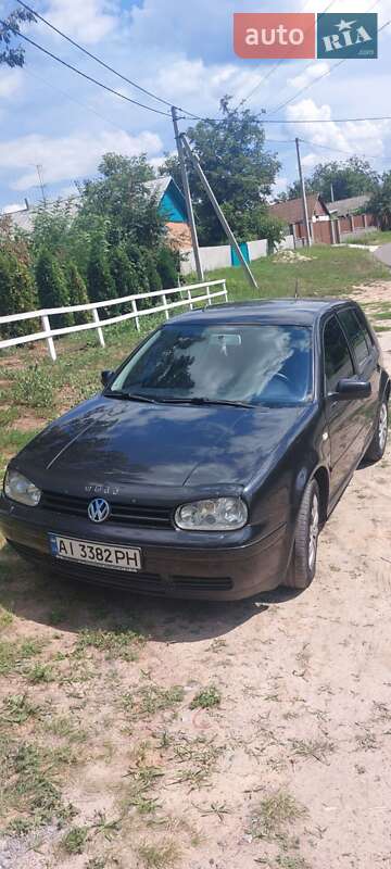 Хэтчбек Volkswagen Golf 2001 в 