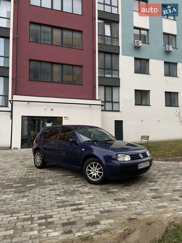 Хетчбек Volkswagen Golf 2002 в Рівному