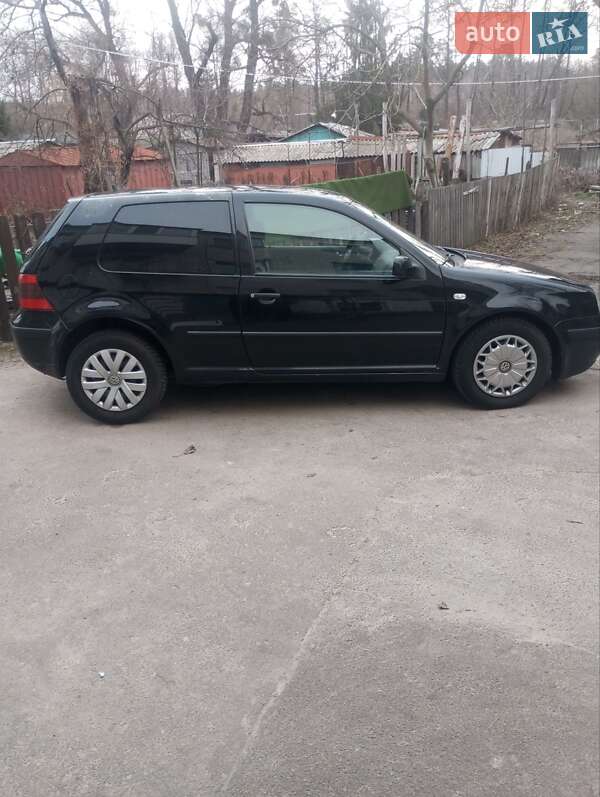 Хэтчбек Volkswagen Golf 2000 в 