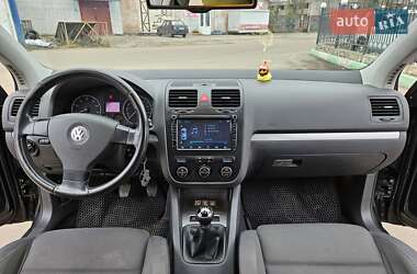 Хэтчбек Volkswagen Golf 2005 в 