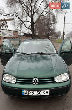 Хетчбек Volkswagen Golf 2002 в Запоріжжі