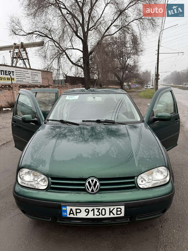 Хетчбек Volkswagen Golf 2002 в Запоріжжі