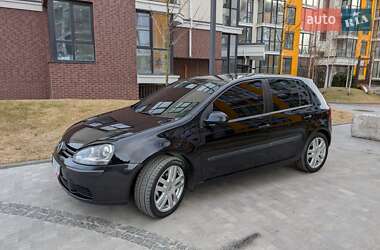 Хетчбек Volkswagen Golf 2004 в Києві